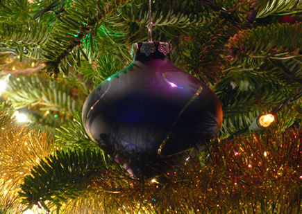A picture from last year's Christmas tree that I never shared with you.  (2005)